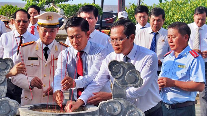 Lãnh đạo UBND tỉnh Cà Mau cùng các đại biểu dâng hương Đức Quốc Tổ Lạc Long Quân bên trong khu du lịch Mũi Cà Mau.
