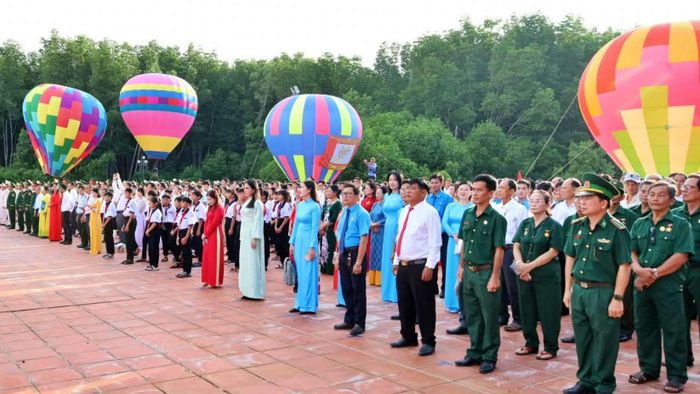 Đây là sự kiện nằm trong chuỗi hoạt động Ngày hội Văn hóa di sản và lễ hội Khinh khí cầu tỉnh Cà Mau lần thứ I năm 2026, thu hút gần 1.500 đại biểu là cán bộ, chiến sĩ lực lượng vũ trang, chức sắc tôn giáo, đoàn viên thanh niên và nhân dân địa phương tham dự.