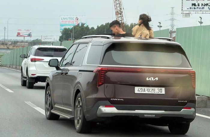 Hành vi để trẻ em thò đầu ra ngoài khi xe chạy trên cao tốc gây mất ATGT.
