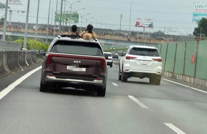 Nữ tài xế lái xe đi trên cao tốc TP.HCM - Long Thành - Dầu Giây để hai trẻ em thò đầu ra ngoài.