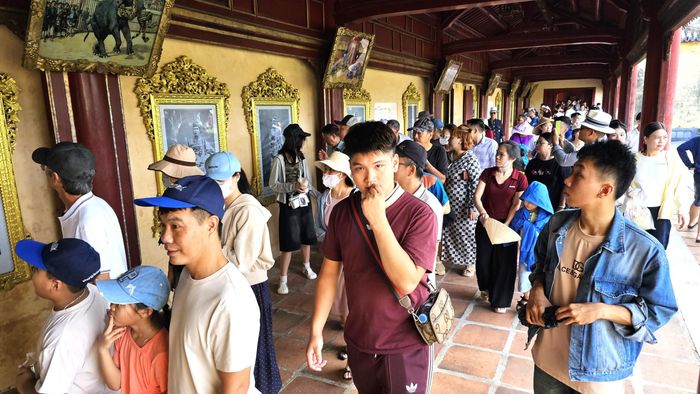 Hàng nghìn du khách nô nức tham quan, khám phá kiến trúc cung đình và lịch sử nhà Nguyễn.