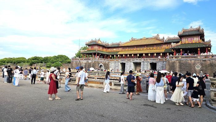 Tại cổng Ngọ Môn nhiều du khách trong nước và quốc tế xếp hàng để vào cổng tham quan, trải nghiệm, tìm hiểu giá trị lịch sử, văn hóa đặc sắc của Quần thể Di tích Cố đô Huế - Di sản Văn hóa Thế giới.