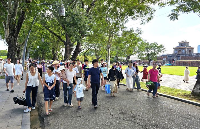 Sáng nay, thời tiết ở TP Huế nắng đẹp, lý tưởng giúp thu hút đông đảo du khách đến khám phá các di tích lịch sử và trải nghiệm di sản Huế.