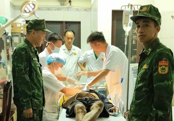 Tại đảo, các y, bác sĩ nhanh chóng thăm khám, thực hiện chẩn đoán hình ảnh và cấp cứu cho bệnh nhân.