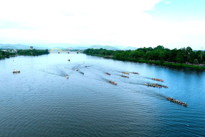 Các đội tranh tài ở cự ly từ 700 - 900m, với 3 vè gồm thượng, trung và hạ. Ngoài ra, có 10 đội đua trong ngày.