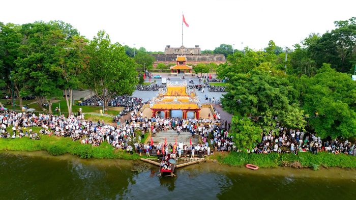 Ngay từ sáng sớm, đông đảo người dân và du khách đã tập trung dọc hai bờ sông Hương để theo dõi, cổ vũ các đội đua.