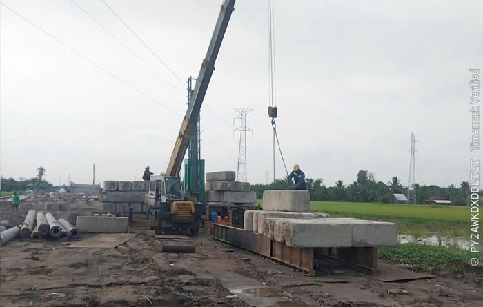Công trường dự án đường Hồ Chí Minh qua tỉnh An Giang tổ chức thi công xuyên lễ để đảm bảo tiến độ dự án.