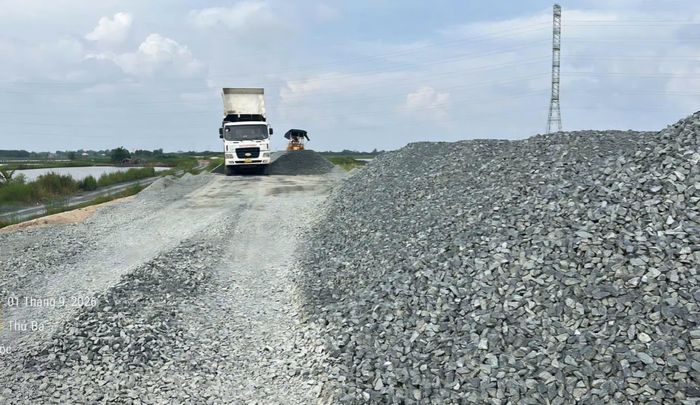 Tuy đợt nghỉ Lễ Quốc khánh 2/9 năm nay khá dài nhưng các nhà thầu thi công dự án đường Hồ Chí Minh qua tỉnh An Giang vẫn tổ chức thi công xuyên lễ.