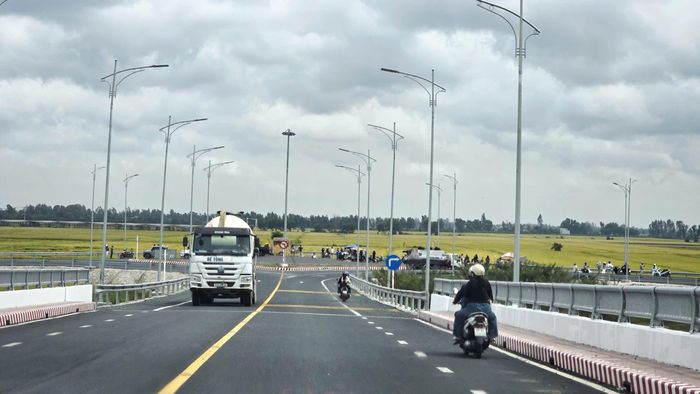 Tuyến tránh Tri Tôn có lưu lượng phương tiện cơ giới lưu thông khá lớn nhưng cũng có rất nhiều người dừng xe để quay phim, chụp ảnh ven đường.