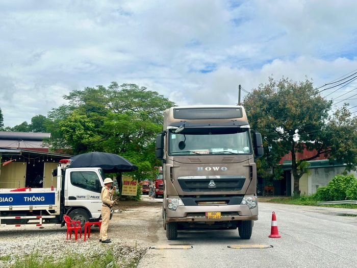 Cán bộ Đội Cảnh sát giao thông đường bộ số 3 tiến hành cân trọng tải các xe chở vật liệu xây dựng như đá từ tỉnh Tuyên Quang về các dự án trọng điểm khu vực tỉnh (Vĩnh Phúc cũ).