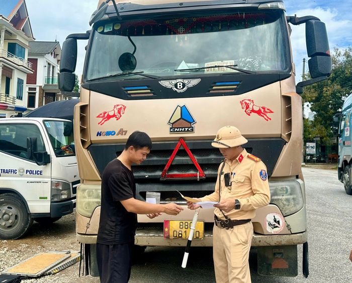 Cùng với đó Đội Cảnh sát giao thông đường bộ số 3 kiểm tra giấy tờ như: Bằng lái, giấy đăng kiểm, giấy đăng ký xe...
