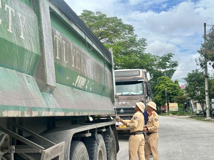 Để không bỏ lọt vi phạm, kích thước thành thùng xe cũng được Đội Cảnh sát giao thông đường bộ số 3 kiểm tra kỹ lưỡng.