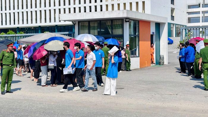 Thí sinh Trường THPT Chuyên Tuyên Quang sau buổi thi lại tốt nghiệp THPT, ngày 15/8.