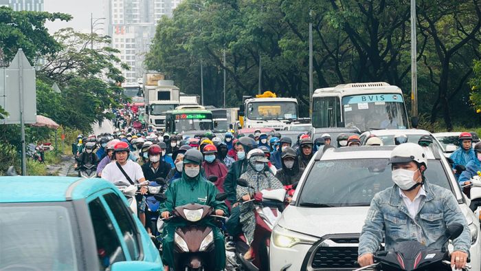 Áp lực lớn trên trục Bắc - Nam (đường Nguyễn Hữu Thọ) đang chịu áp lực lớn khi phương tiện từ khu vực phía Nam liên tục đổ về trung tâm.