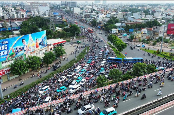 Dòng xe ken đặc trên quốc lộ 13 đổ vào trung tâm TP.HCM.