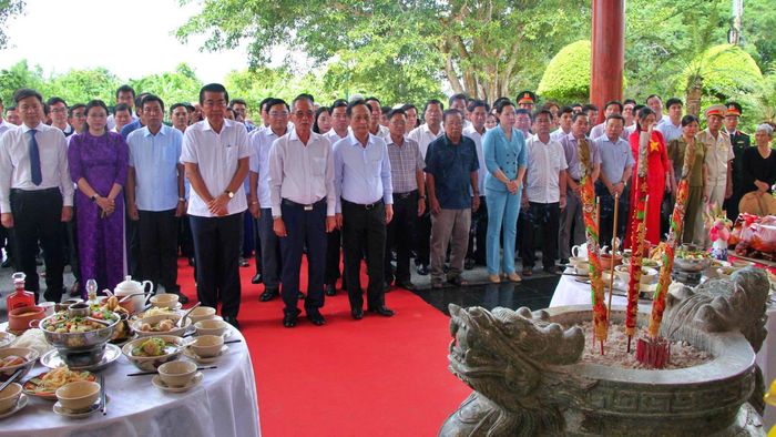 Đặc biệt, vào ngày giỗ Bác (2/9 dương lịch hàng năm), người dân khắp các ấp tự nguyện mang đến những sản vật do chính tay mình làm ra: Từ nải chuối chín, mâm ngũ quả đến đĩa bánh tét, mâm cơm mộc mạc mang đậm dư vị quê hương thành kính dâng lên Người.