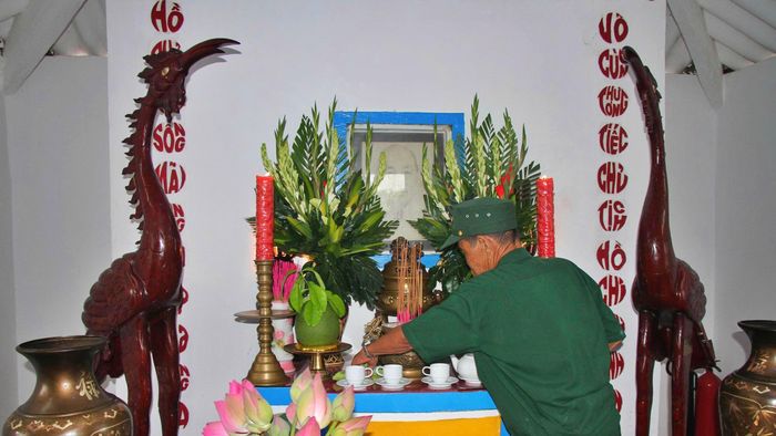 Ông Nguyễn Văn Khoa (76 tuổi, nguyên Đội trưởng Đội bảo vệ Đền thờ Bác Hồ) xúc động nhớ lại: “Xây dựng đền thờ trong lòng địch đã khó, bảo vệ đền thờ càng khó gấp bội. Địch thường xuyên huy động phương tiện chiến tranh đánh phá, nhưng các lực lượng địa phương và Đội bảo vệ một lòng quyết tâm thà hy sinh tính mạng cũng phải giữ ngôi đền nguyên vẹn”.