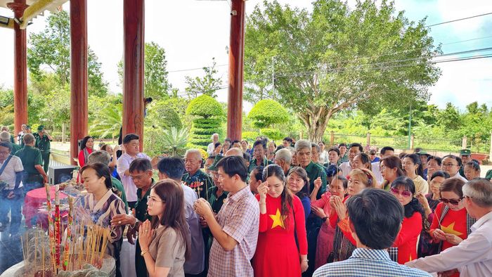 Bà Trương Ngọc Thảo, Bí thư Đảng ủy xã Châu Thới chia sẻ: "Sự tôn kính đối với Bác Hồ được cấp ủy, chính quyền địa phương cụ thể hóa thành hành động thiết thực trong công tác xây dựng Đảng và hệ thống chính trị. Thấm nhuần tư tưởng "lấy dân làm gốc", chính quyền địa phương tập trung lắng nghe, tháo gỡ khó khăn cho nhân dân, lấy sự hài lòng của người dân làm thước đo hiệu quả công việc".