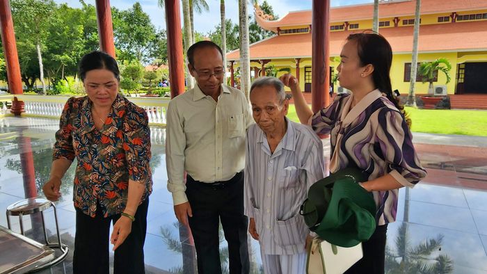 Hình ảnh người con gái và con rể tận tình đưa người cha già là cụ ông Ngô Minh Chánh (91 tuổi, ngụ xã Hòa Bình, tỉnh Cà Mau) đến Đền thờ thắp hương không chỉ thể hiện chữ hiếu trong gia đình, mà còn là một minh chứng đẹp đẽ cho việc "uống nước nhớ nguồn", truyền lửa lòng yêu nước qua các thế hệ và bày tỏ lòng thành kính đối với Bác Hồ.