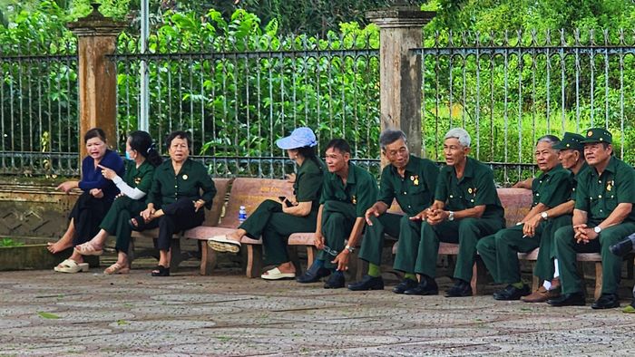 Cụ bà Nguyễn Thị Nghín (84 tuổi, ngụ ấp Bà Chăng, xã Châu Thới), thành viên Câu lạc bộ thắp hương tưởng niệm Bác Hồ chia sẻ: "Mình còn sức là còn đến thắp hương cho Bác. Mỗi lần thắp hương dâng Bác là có những cảm xúc đặc biệt và luôn mang trong mình sự tri ân vô bờ bến đối với Bác".