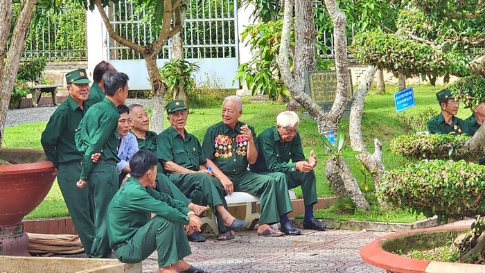 Nối tiếp truyền thống "Uống nước nhớ nguồn", Câu lạc bộ thắp hương Đền thờ Bác Hồ tại xã Châu Thới đã ra đời, thu hút hơn 70 thành viên tham gia. Cứ đều đặn mỗi ngày, từ lão thành cách mạng đến các đoàn viên thanh niên lại luân phiên có mặt từ sớm để dâng hương, dâng hoa tươi, chăm sóc khuôn viên.