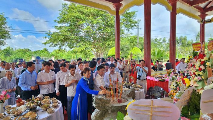 Trong trái tim của nhân dân miền Tây và người dân vùng đất cách mạng Châu Thới, Chủ tịch Hồ Chí Minh luôn là biểu tượng vĩ đại của tinh thần dân tộc. Nơi đây có Đền thờ Bác Hồ được xây dựng cách nay hơn 50 năm (1972).