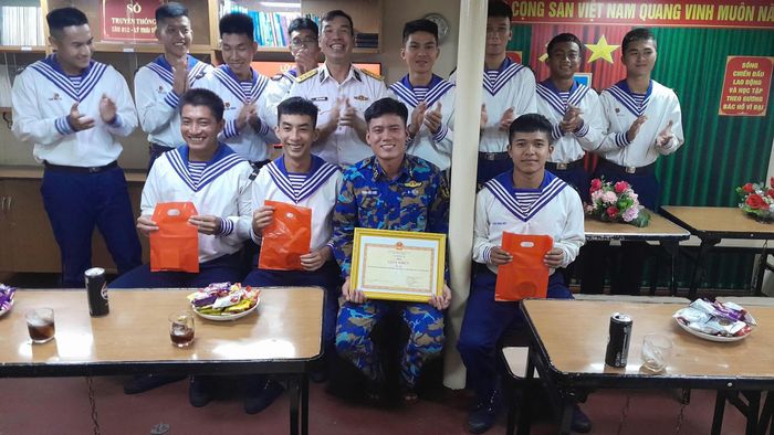 Tổ chức giao lưu văn nghệ trên Tàu 012 để chào mừng Quốc khánh và chúc mừng quân nhân trúng tuyển các trường cao đẳng, trung cấp trong quân đội.