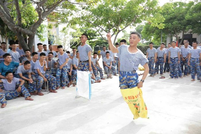Cán bộ, chiến sĩ hào hứng thi nhảy bao bố.