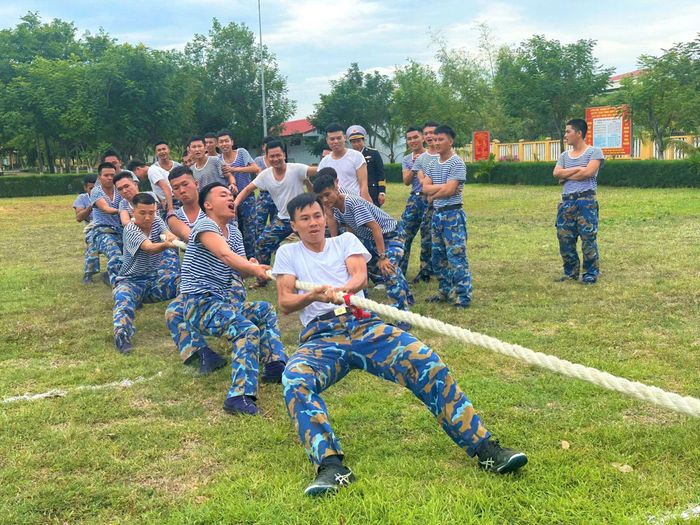 Cán bộ, chiến sĩ Vùng 4 Hải quân thi kéo co, góp phần tăng cường tinh thần đoàn kết, gắn bó.