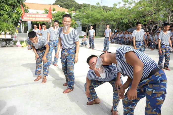 Các chiến sĩ và trò chơi tập thể chuyền nước qua ly nhựa.