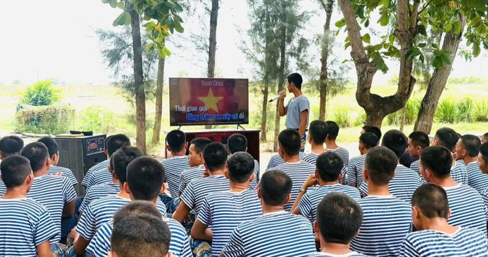 Cán bộ, chiến sĩ Vùng 4 Hải quân biểu diễn hát karaoke về chủ đề ca ngợi tình yêu quê hương, đất nước.
