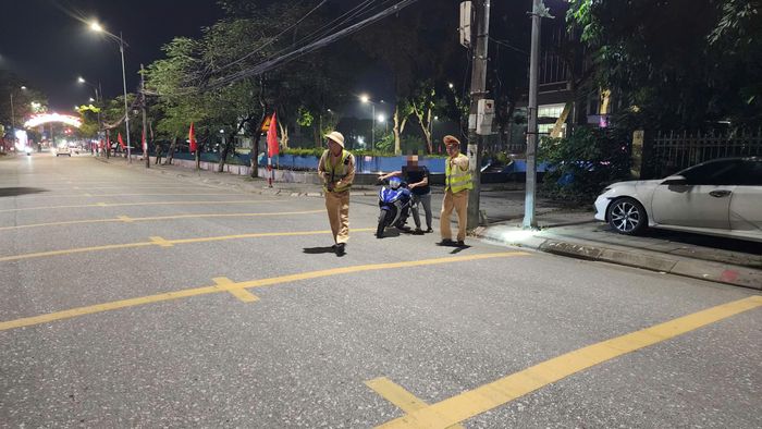 Khoảng 20h, khi gặp chốt của tổ công tác, anh N.V.H (trú tại Việt Long, Hà Nội) điều khiển xe máy BKS: 29S6 - 400.XX có ý định bỏ chạy, nhưng lực lượng CSGT đã dừng xe được của thanh niên này. Kết quả đo sau đó anh H vi phạm nồng độ cồn ở mức 0,363mg/l.