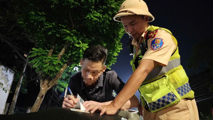 Sau khi làm việc với CSGT người này thừa nhận buổi trưa trong lúc liên hoan với bạn bè trong công ty nhân ngày nghỉ lễ có sử dụng rượu bia, buổi tối uống nước bò húc để cho tỉnh rượu.