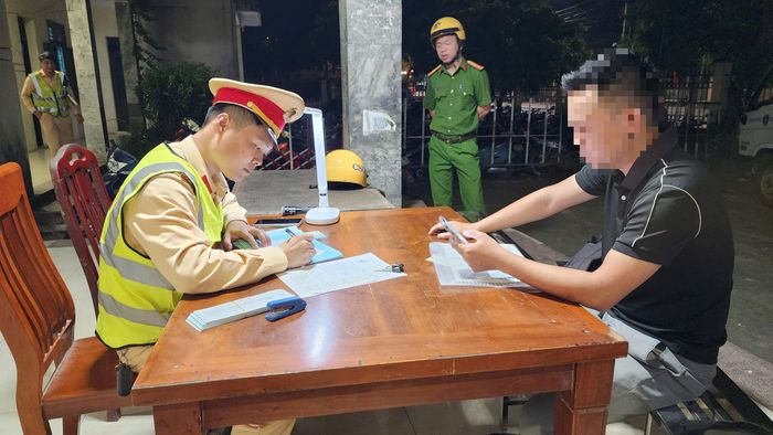 Với vi phạm này anh H sẽ bị xử phạt 7 triệu đồng và trừ 10 điểm giấy phép lái xe.