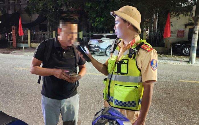 Thanh minh với tổ công tác, anh H cho biết: “Buổi trưa mấy anh em ở xóm liên hoan nhân ngày nghỉ lễ nên có uống vài lon bia, tưởng tối hết nồng độ cồn rồi nên đi xe máy đi làm. Ai ngờ thổi thì vẫn vi phạm ở mức 2, với mức phạt thế này thì gần hết tháng lương công nhân của tôi rồi, lần sau sẽ không dám vi phạm nữa”.