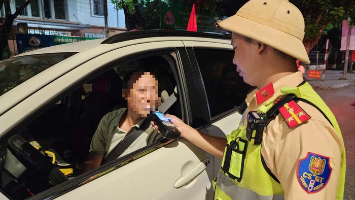 Tối 1/9, theo chân tổ công tác của Đội CSGT đường bộ số 1 (Công an tỉnh Bắc Ninh) xử lý vi phạm nồng độ cồn trên ĐT295 (đoạn qua xã Yên Phong), PV Báo Xây dựng ghi nhận nhiều trường hợp vi phạm.