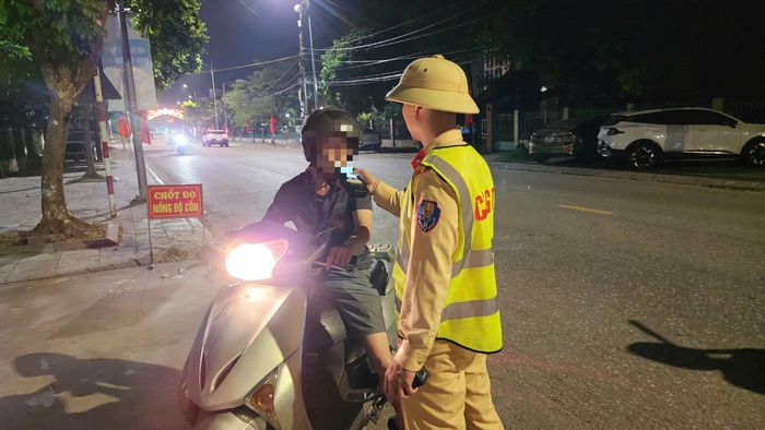Tiếp đến, tổ công tác phát hiện anh B.V.H (trú tại Phú Thọ) điều khiển xe máy BKS: 29M1 - 184.XX có biểu hiện nghi vấn nên đã ra tín hiệu dừng xe để kiểm tra. Khi được hỏi đã sử dụng rượu bia chưa, người này một mực khẳng định chỉ uống nước bò húc.