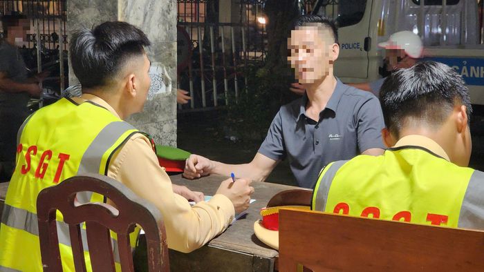 Với vi phạm này, anh B.V.H sẽ bị xử phạt 9 triệu đồng và tước giấy phép lái xe 23 tháng.