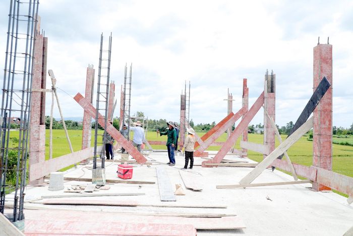 Những căn nhà sinh hoạt cộng đồng kết hợp phòng tránh lũ đang được khẩn trương xây dựng, tạo nơi trú ẩn an toàn cho người dân vùng rốn lũ Đắk Lắk. (Ảnh: Ngọc Hùng).