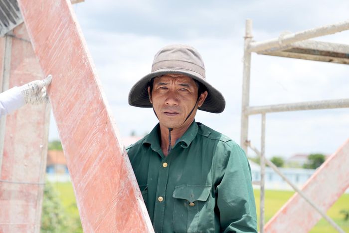 Ông Hồ Chí Tình trực tiếp tham gia xây dựng công trình ngay trên quê hương. (Ảnh: Ngọc Hùng).
