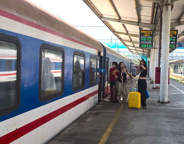 Các chuyến tàu Thống nhất chạy suốt Hà Nội - Sài Gòn và ngược lại đều nối thêm toa xe, với khoảng 500 hành khách, đa số kín chỗ các cung chặng ngắn. (Ảnh: Những hành khách đầu tiên ra khỏi toa xe khi tàu dừng hẳn).