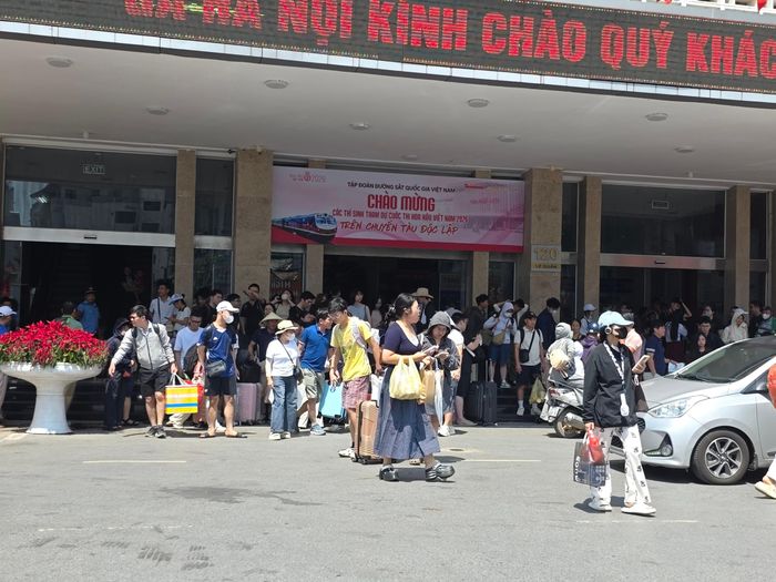 Từ gần 4h00 sáng nay (2/9) - ngày cuối của kỳ nghỉ lễ Quốc khánh kéo dài 5 ngày, các chuyến tàu liên tiếp đưa hàng chục nghìn người dân từ các tỉnh phía Nam, phía Bắc như Hải Phòng, Lào Cai… trở về Hà Nội sau những ngày thăm thân, du lịch. Các đoàn tàu đã nối thêm toa xe nhưng hầu như kín chỗ. (Trong ảnh: Hành khách ùa ra cửa ga, chờ phương tiện mỗi khi tàu về).