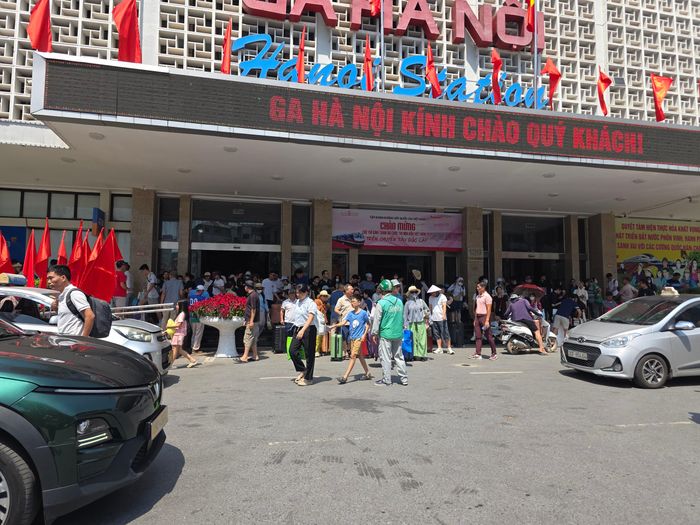 Nhà ga mở nhiều cửa tiễn khách nên không bị ùn ứ.