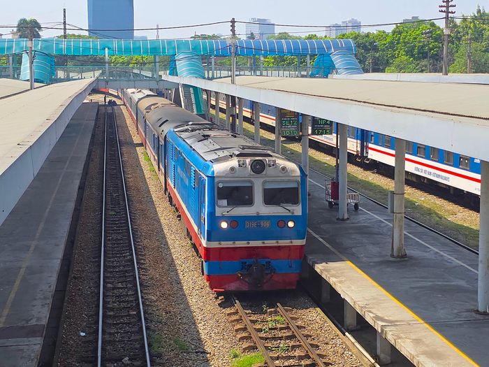 Phía trong ga lại tiếp tục đón chuyến tàu kế tiếp về ga. (Ảnh: Tàu khách Thống nhất SE12 Sài Gòn - Hà Nội đang vào ga).