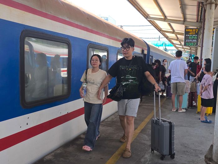 Rất nhanh chóng, hành khách từ các toa xe tỏa ra ke ga.