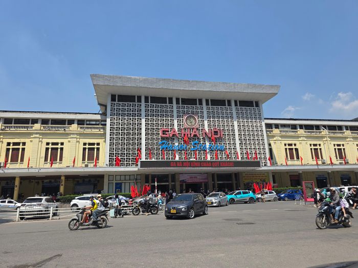 Tuy tàu về liên tục, nhưng giãn cách giữa các chuyến khá dài, nhà ga mở nhiều cửa tiễn khách nên các phương tiện không tập trung một điểm. Quảng trường ga thông thoáng, không ảnh hưởng ùn tắc giao thông phía đường Lê Duẩn. Theo nhân viên nhà ga, từ chiều đến sáng sớm mai, các chuyến tàu đông kín khách tiếp tục về ga.