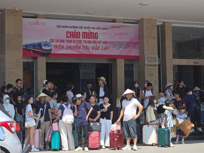 Nắng gắt, đa số hành khách đứng tránh nắng ngay cửa ga.