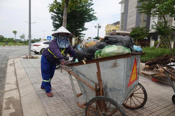 Sự cống hiến bền bỉ của những công nhân vệ sinh môi trường vẫn lặng lẽ góp phần làm nên một phố, phường sạch đẹp, văn minh.