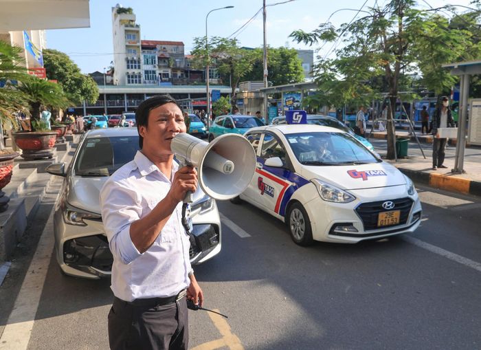 Tại các bến xe, đơn vị quản lý cũng bố trí lực lượng hỗ trợ, hướng dẫn hành khách, điều tiết phương tiện ra vào bến. Các doanh nghiệp vận tải duy trì hoạt động, bảo đảm phục vụ nhu cầu đi lại tăng cao trong ngày cuối kỳ nghỉ. Bên ngoài bến, lực lượng CSGT và các đơn vị chức năng được tăng cường ứng trực tại những tuyến đường cửa ngõ, khu vực quanh bến xe và các nút giao có lưu lượng phương tiện lớn.