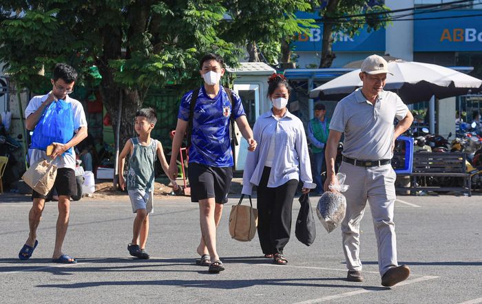 Ông Nguyễn Hoàng Tùng, Giám đốc Bến xe Giáp Bát cho biết: "Dự kiến từ chiều tối đến đêm 2/9, lượng người trở lại Hà Nội tiếp tục tăng khi người dân kết thúc hành trình nghỉ lễ. Các bến xe chúng tôi duy trì hoạt động xuyên lễ để phục vụ người dân đưa hành khách trở lại Thủ đô, đi các tỉnh khép lại kỳ nghỉ lễ Quốc khánh". 